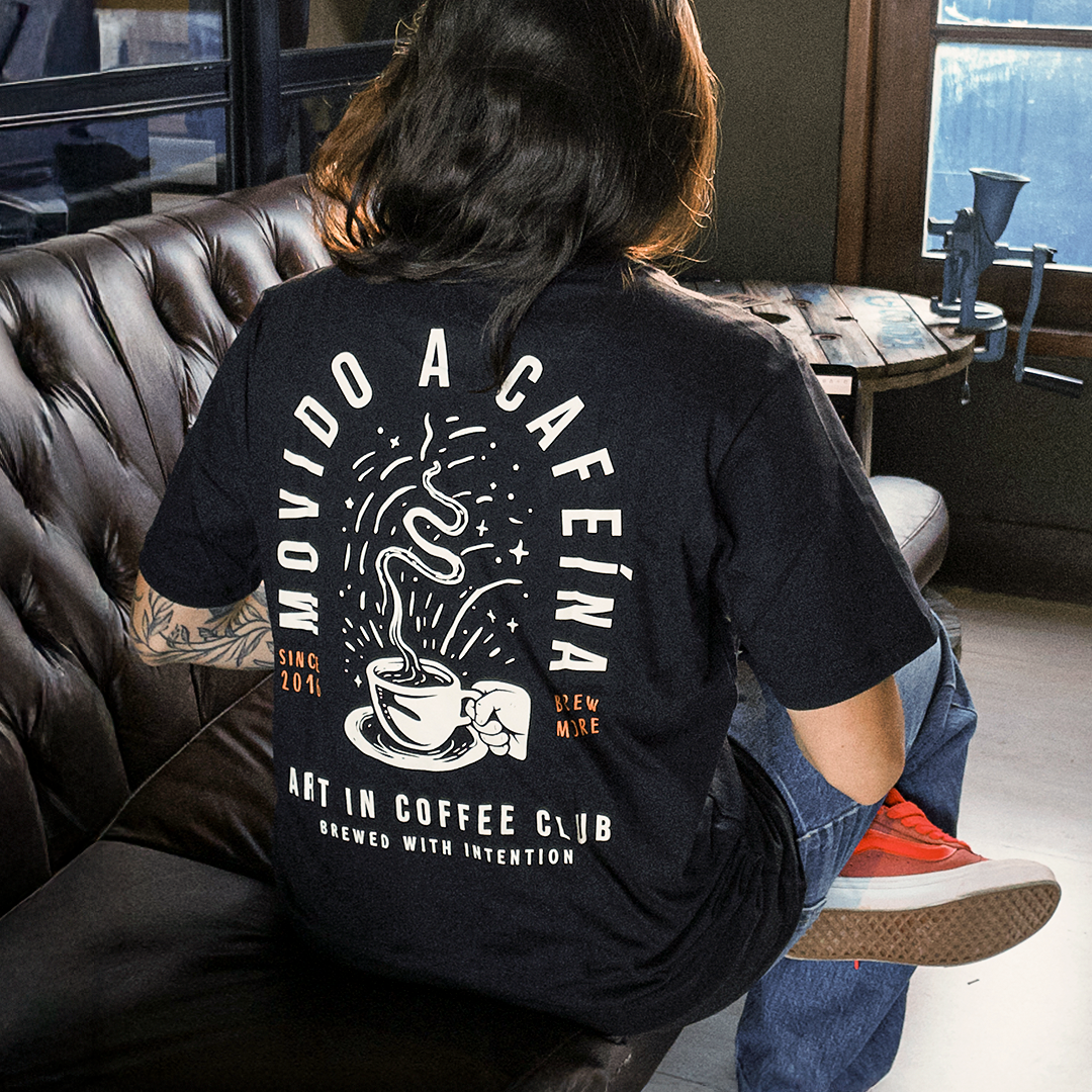 【machami】ハガキサイズ Camiseta Movido a Cafeína – Art in Coffee - Cafés especiais