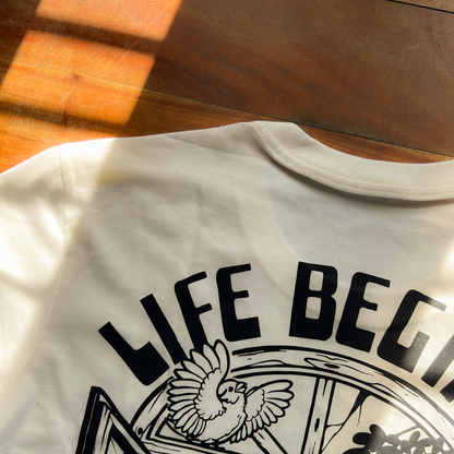 Camiseta Life Begins - Art In Coffee